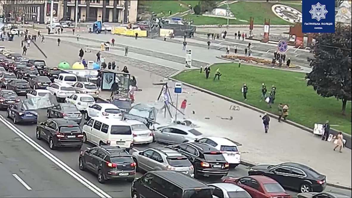 Украина: Джип въехал в толпу людей на Майдане Независимости в Киеве *18+*