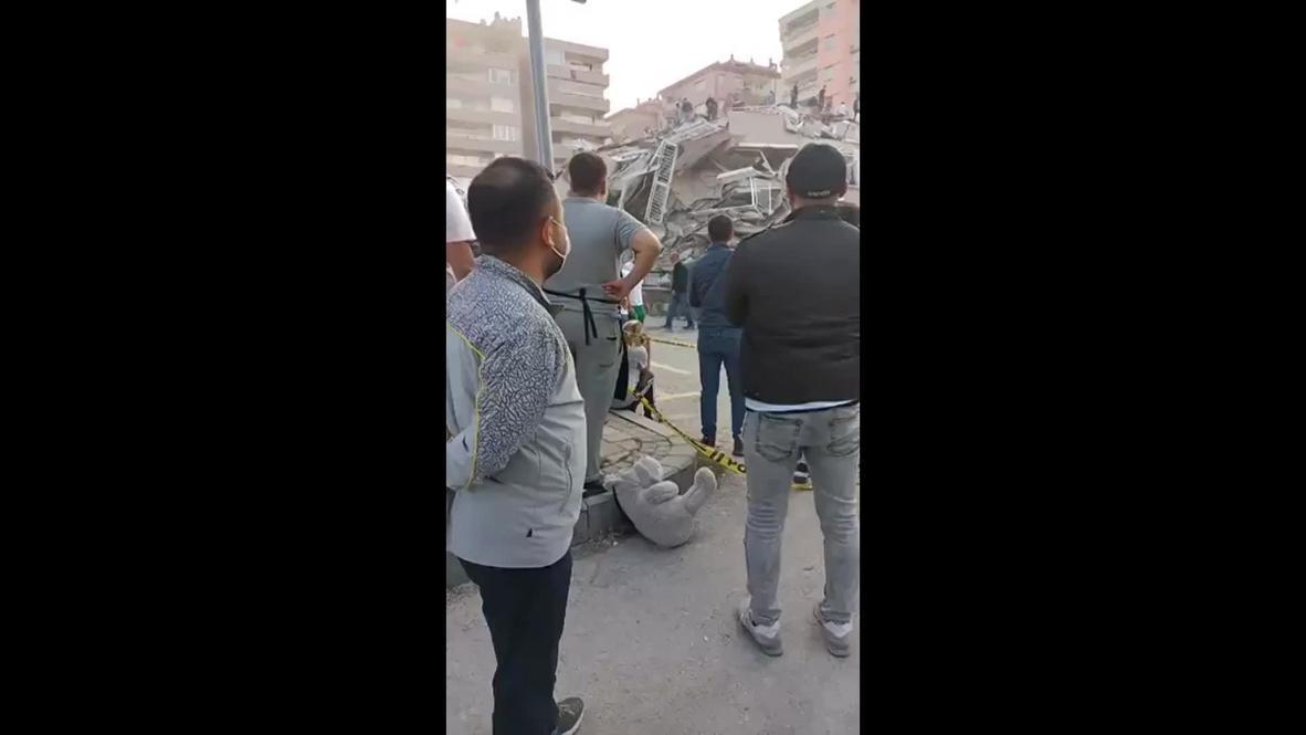 تركيا: الأهالي يتفقدون المباني المنهارة في إزمير إثر الزلزال