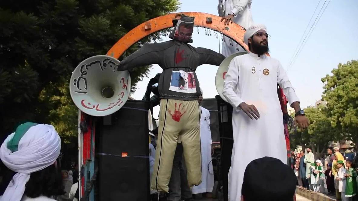 Pakistan: Protesters hang effigy of Macron in Karachi