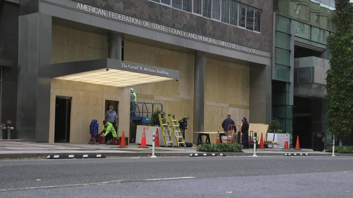 USA: Businesses board up windows in DC in fear of election night chaos