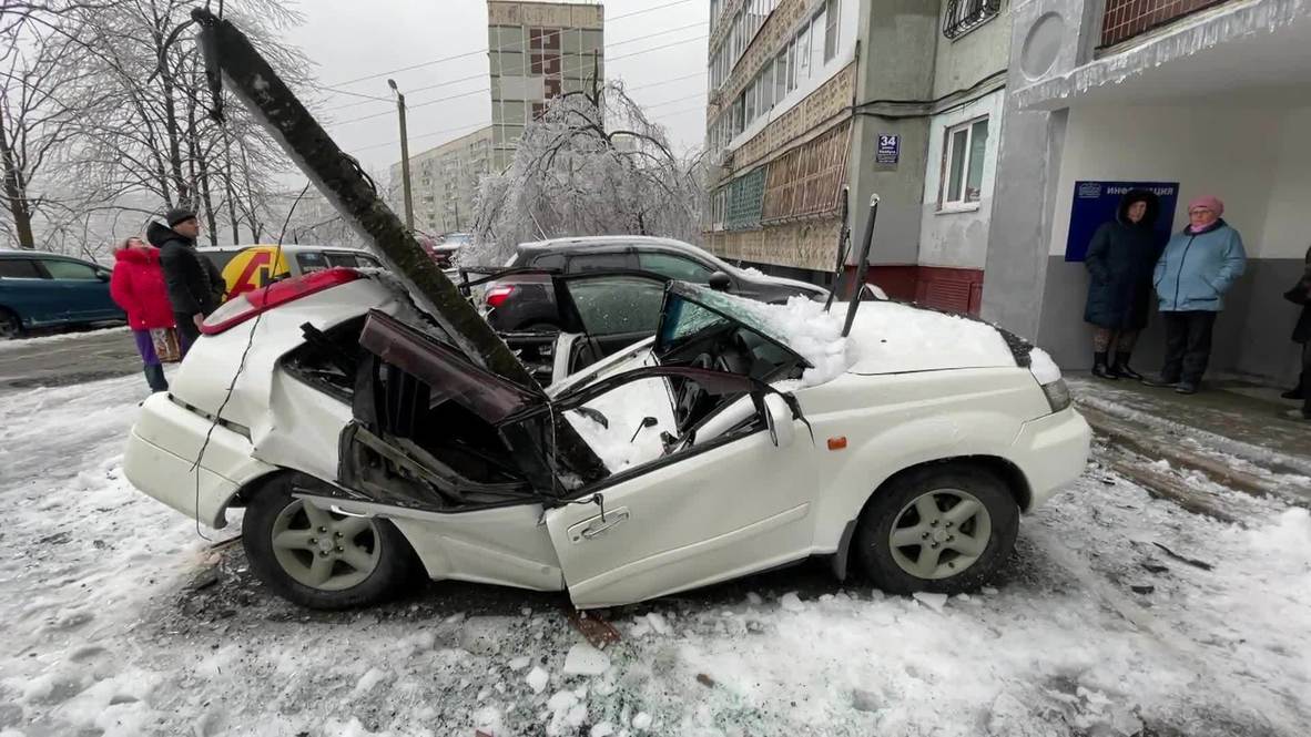 Russia: Vladivostok man cheats death as giant concrete slab crashes into car from top of building