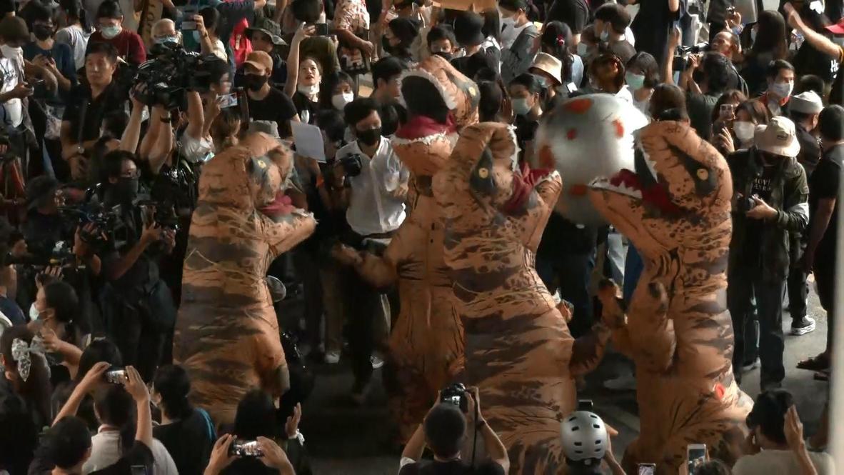 Thailand: Young protesters slam 'dinosaurs' blocking reform path