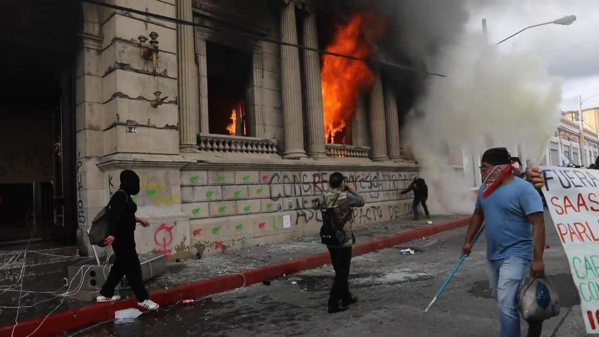 Guatemala: Protesters set fire to parliament amid demo against new budget