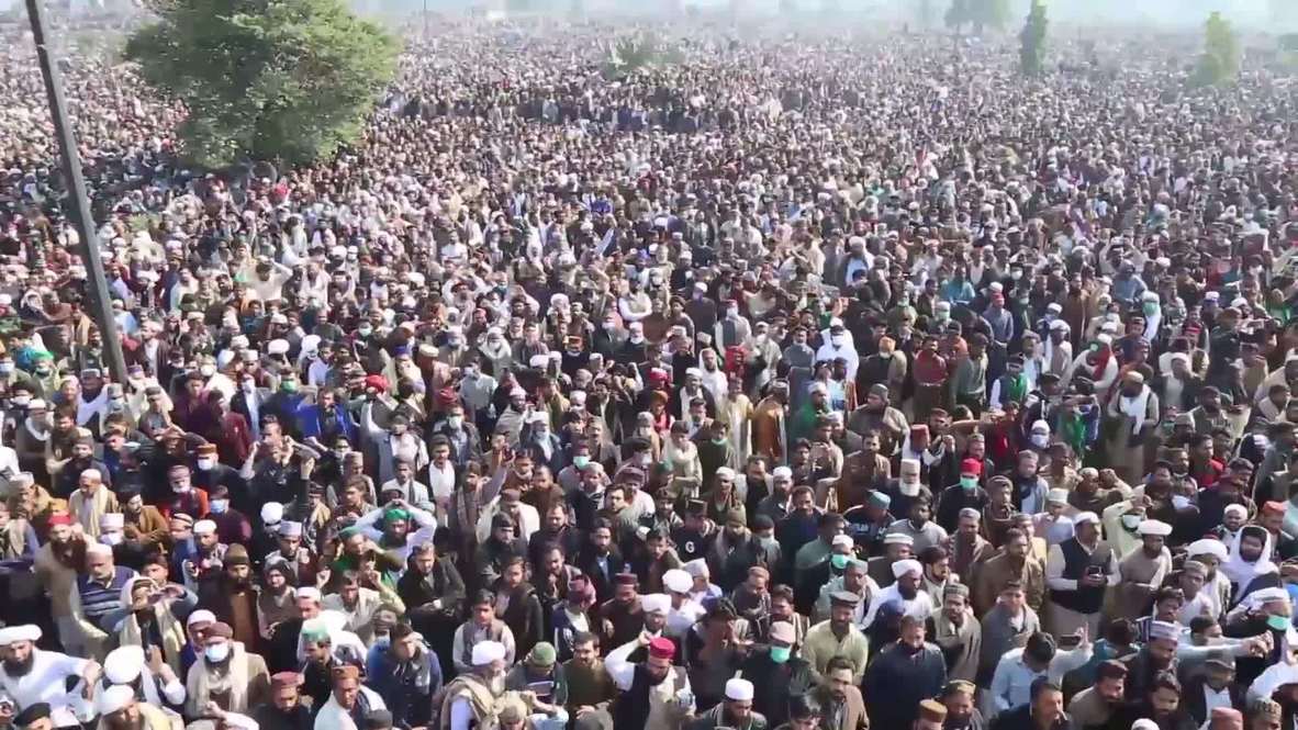 باكستان: حشود كبيرة تشيّّع رجل دين بارز في لاهور رغم استمرار تفشي جائحة كوفيد