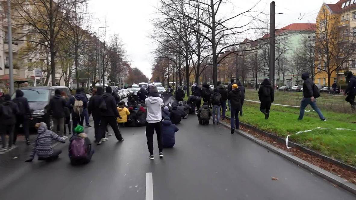 Germany: Police scuffle with Antifa counter-protesters blocking COVID-sceptic march