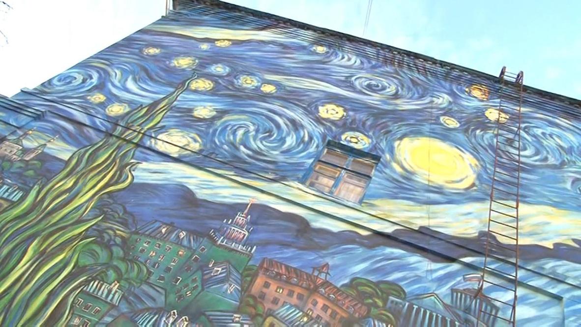 Un bombero de Dzerzhinsk crea murales basados en obras maestras de la pintura universal