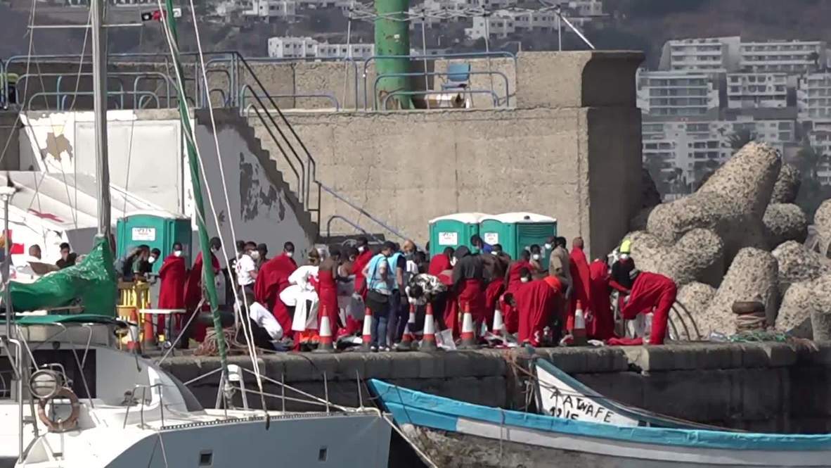 España: Barcos de rescate llevan a decenas de migrantes y solicitantes de asilo al puerto de Gran Canaria