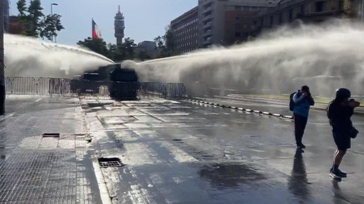 Chile: Water cannon used at anti-govt protest in Santiago