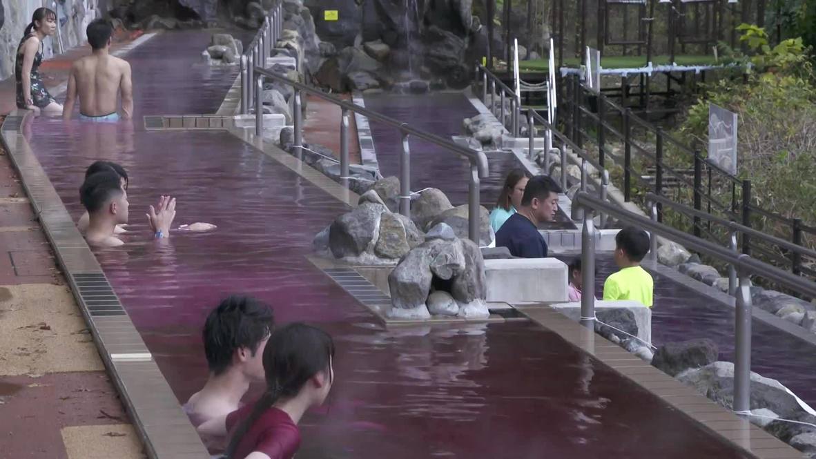 Amantes del vino se bañan en Beaujolais en este único spa japonés de vino tinto