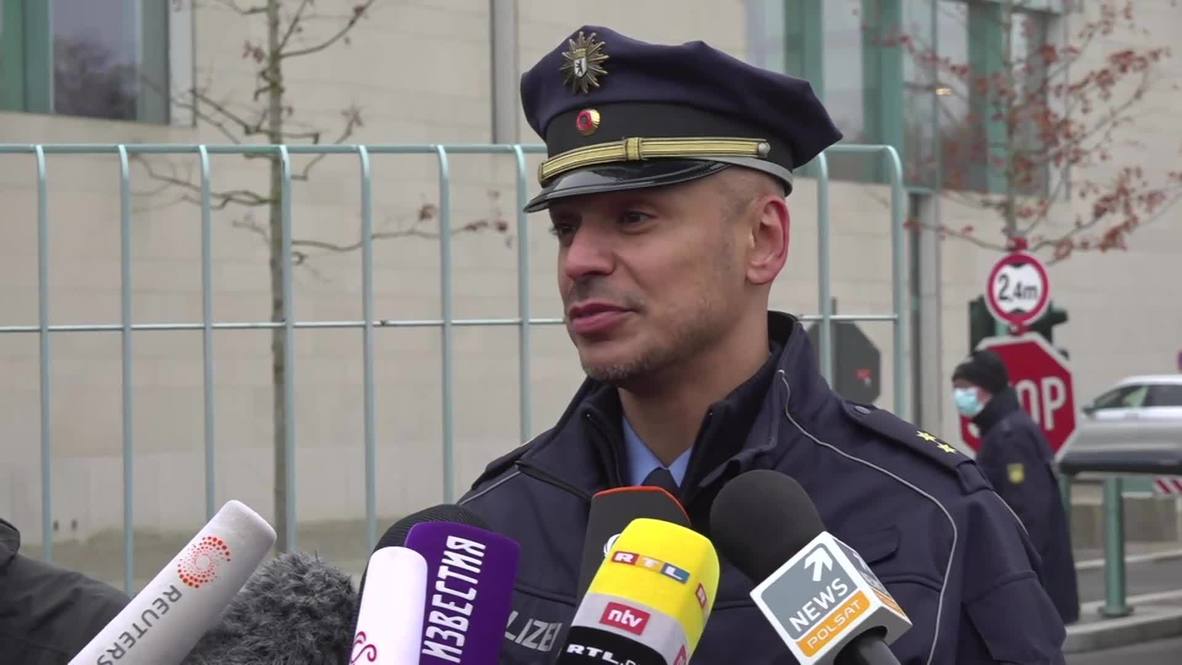 Alemania: La Policía inicia una investigación después de que un coche chocara contra la oficina de Angela Merkel