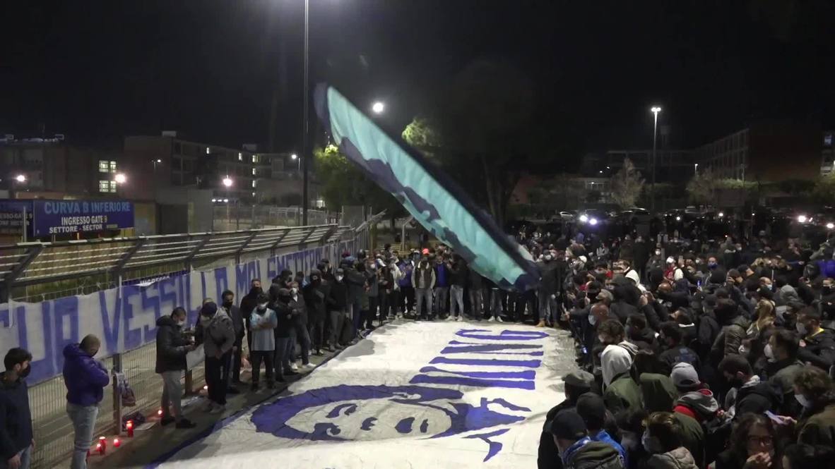 Italia: Aficionados se reúnen en el estadio San Paolo para recordar a Diego Armando Maradona