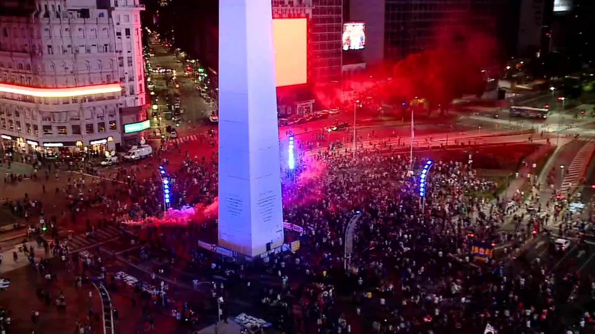 الأرجنتين: المشجعون يتجمعون أمام مسلّة بوينس آيرس حزنا على وفاة الأسطورة مارادونا