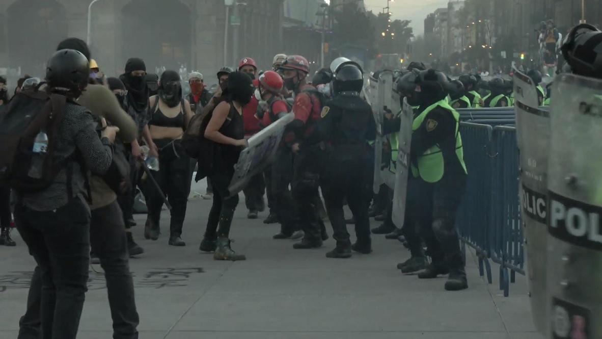 México: Manifestantes se enfrentan a la policía en una marcha contra la violencia de género
