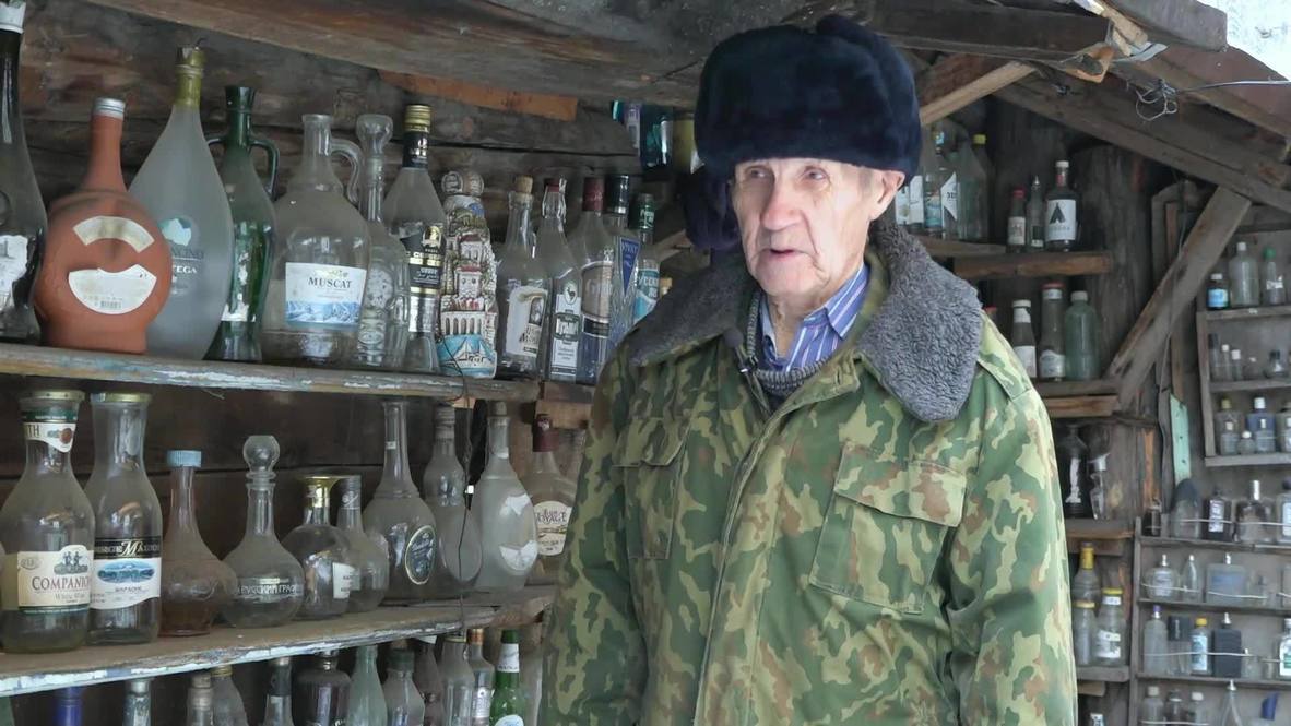 Не враг бутылки. Пенсионер-коллекционер из Челябинской области создал во дворе своего дома необычный музей