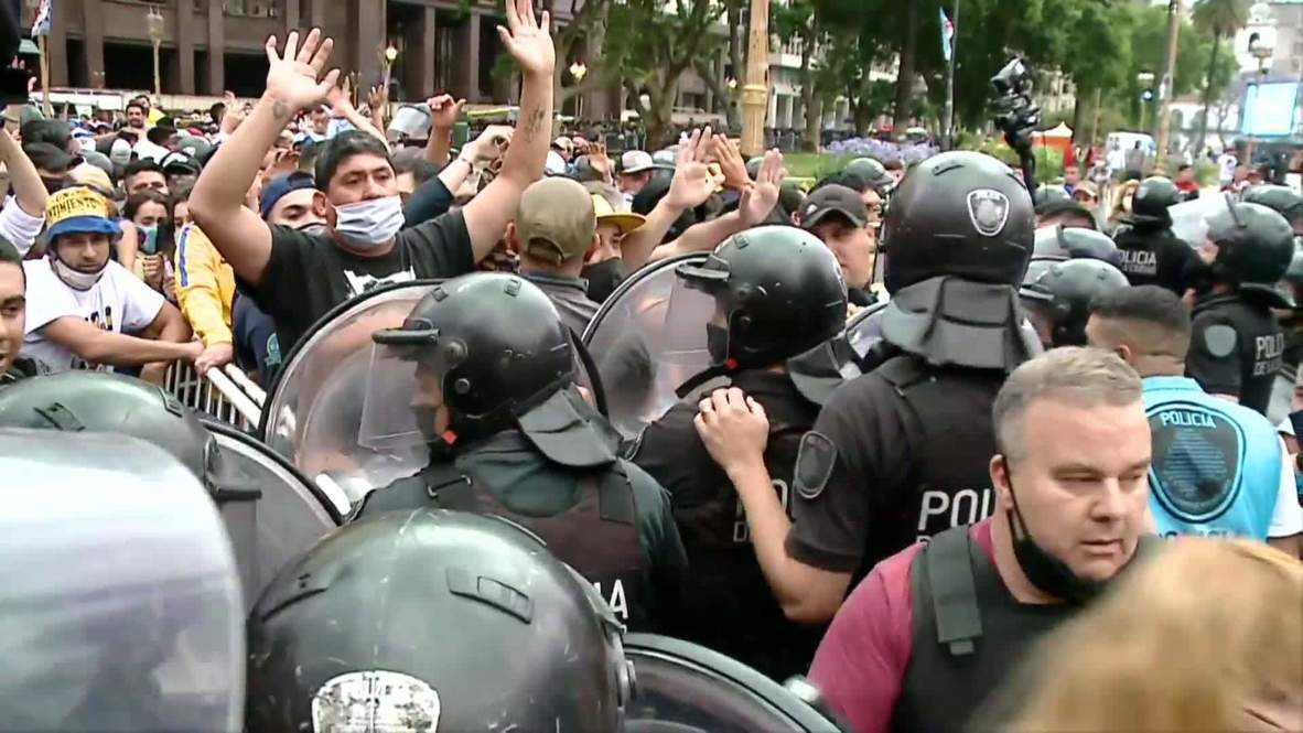 Argentina: Scuffles outside Casa Rosada amid mass queues to honour Maradona