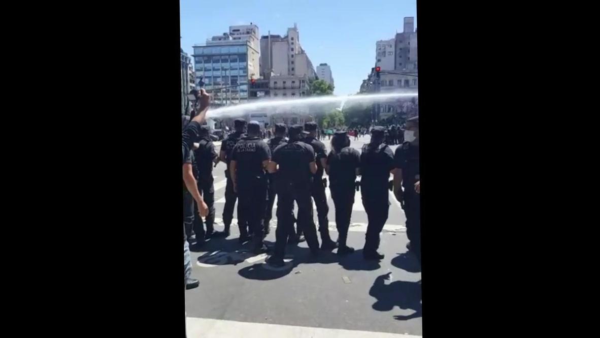 الأرجنتين: إصابة مشيّعِين جراء استخدام الشرطة الغاز المسيل للدموع ضد محبّي مارادونا