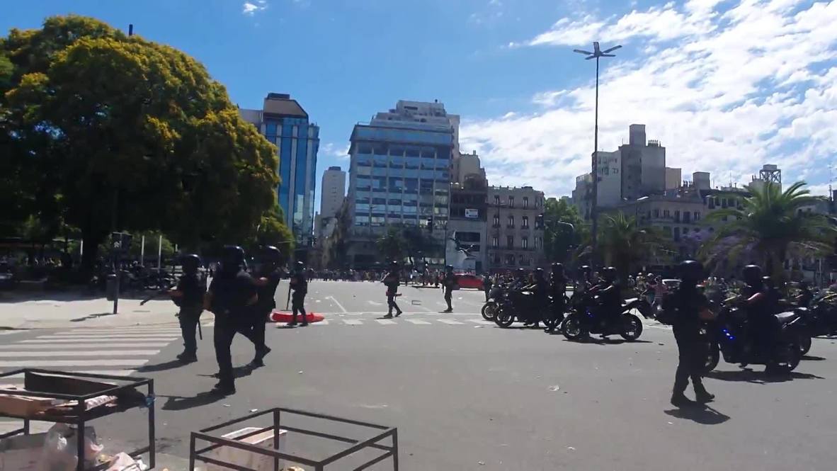 Argentina: Gas lacrimógeno y balas de goma por el cierre de la fila para despedir a Maradona