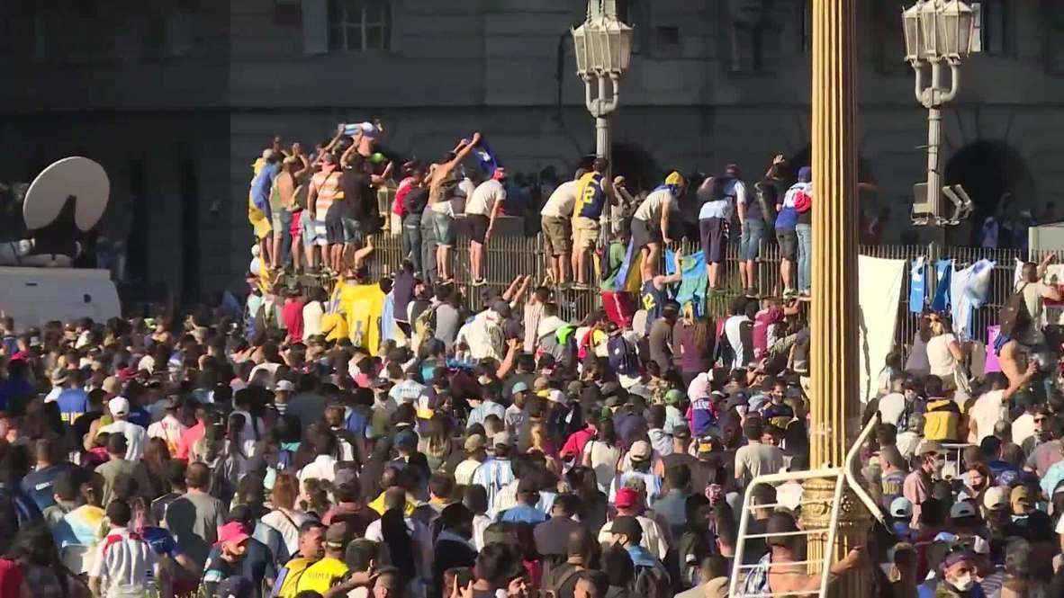 الأرجنتين: عشاق مارادونا يتسلقون سور القصر الرئاسي لإلقاء نظرة الوداع الأخيرة على أسطورة كرة القدم