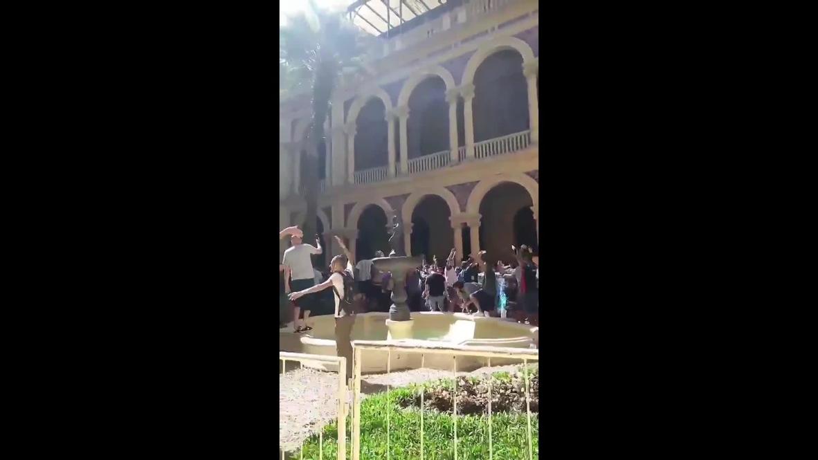 الأرجنتين: عشاق مارادونا يقتحمون الفناء الداخلي للقصر الرئاسي في بوينس آيرس