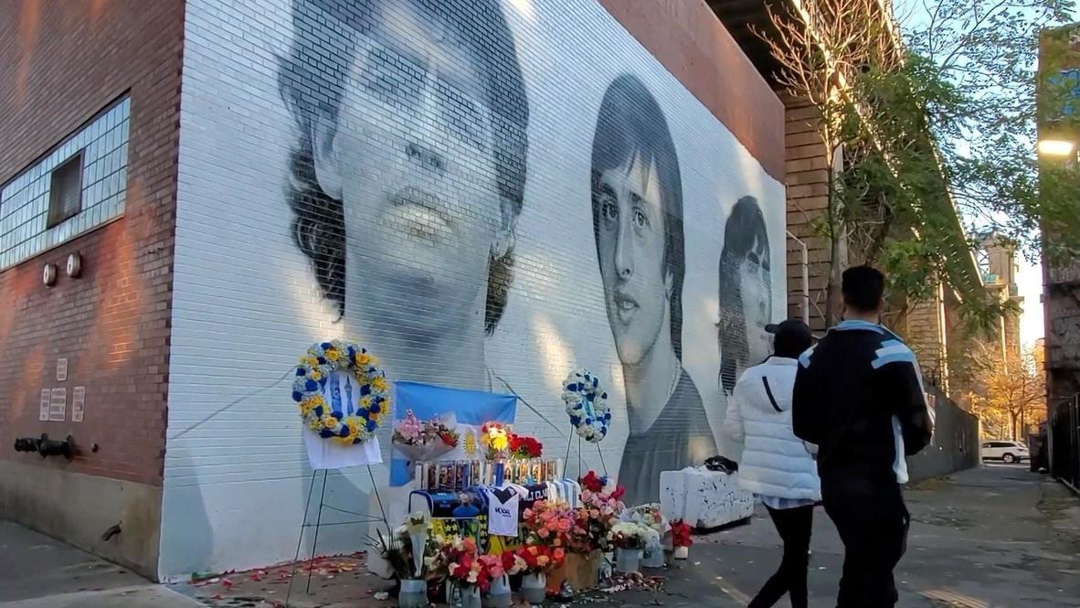 EE.UU.: Aficionados rinden homenaje a Maradona en un memorial improvisado en Nueva York