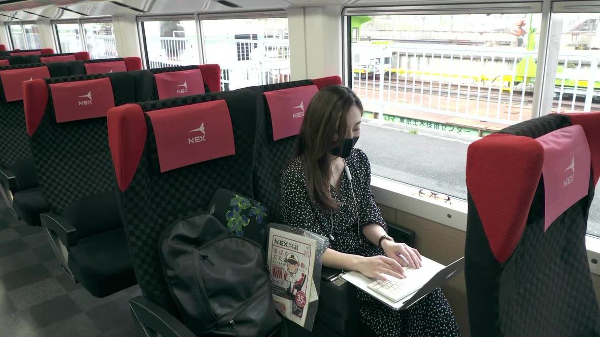 Tren reconvertido en oficina da la posibilidad de trabajar en remoto en Tokio durante la pandemia de covid-19