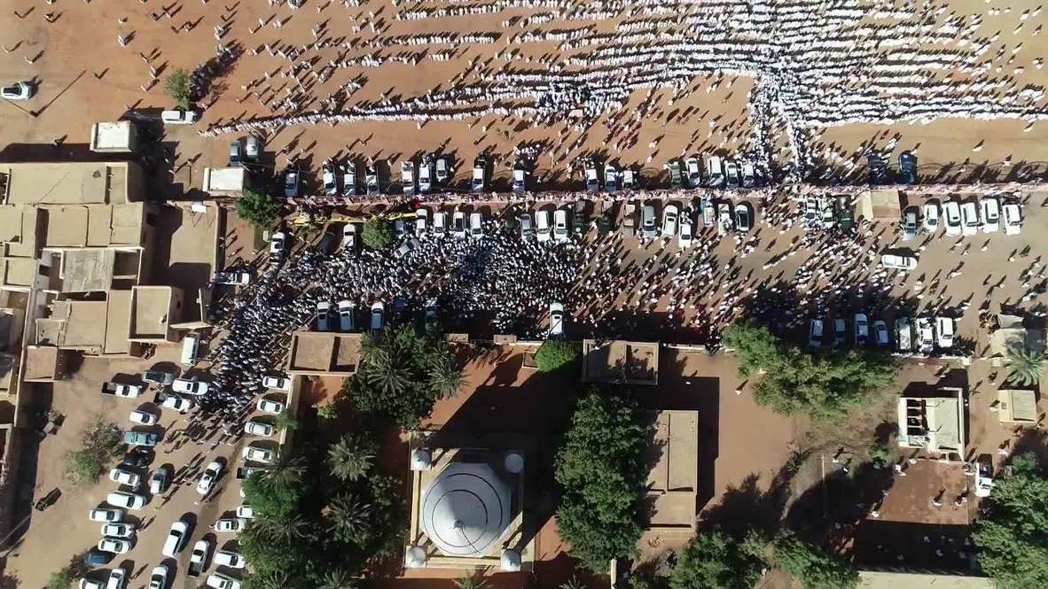 Sudan: Thousands mourn ex-PM Sadiq al-Mahdi's death from COVID