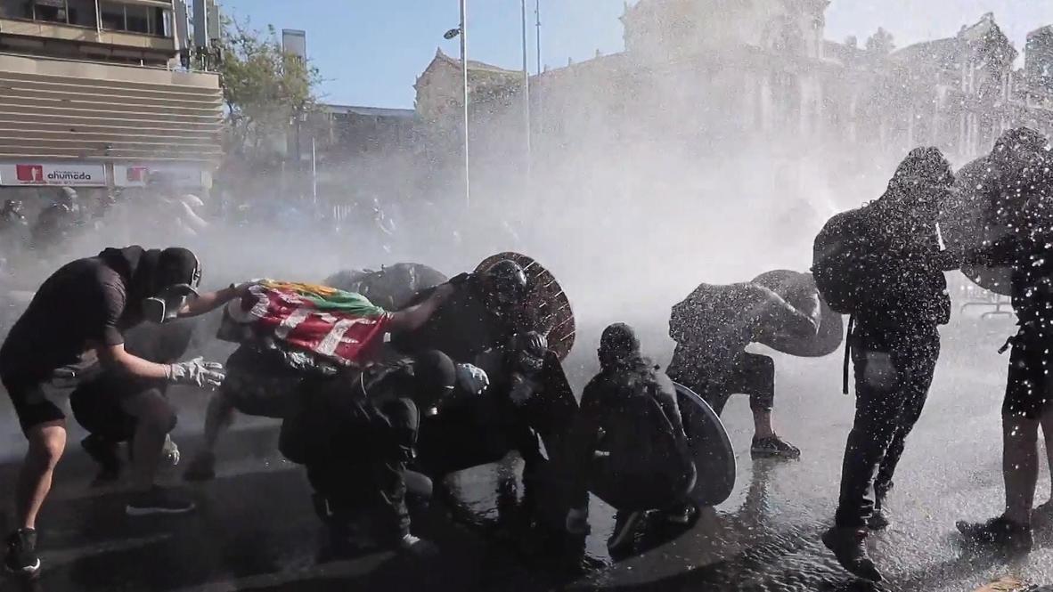 Chile: La policía usa cañones de agua para dispersar una protesta antigubernamental en Santiago