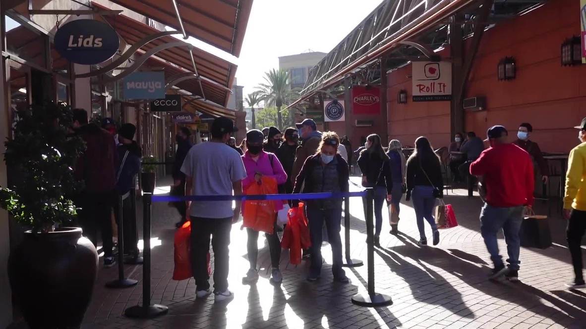 USA: Queues before dawn - Black Friday shoppers out in droves in Los Angeles