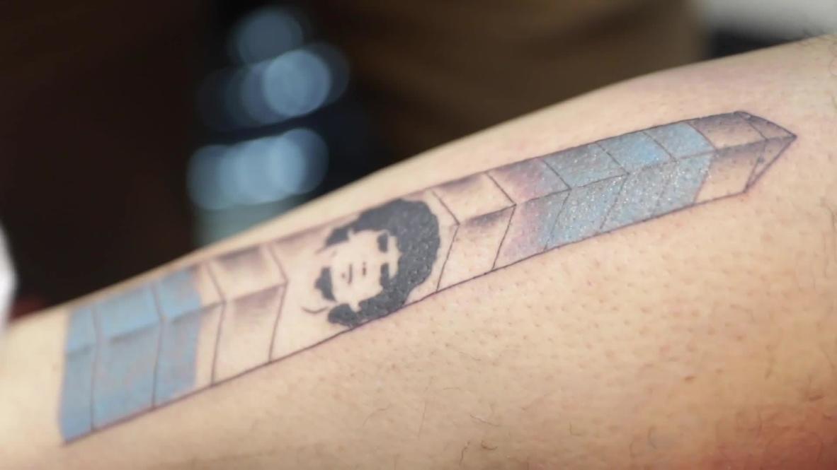 "Parte de nosotros se fue con él" - Aficionados se tatúan a Maradona en homenaje a la leyenda del fútbol