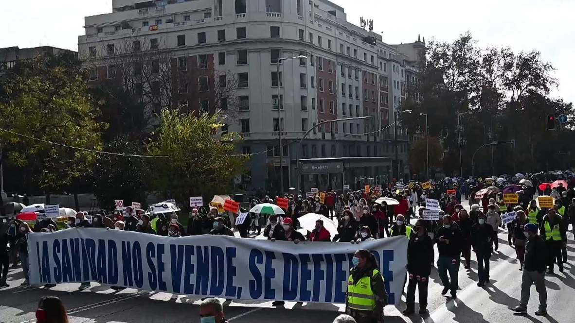 España: Manifestantes inundan las calles de Madrid y protestan contra los recortes en los servicios de salud