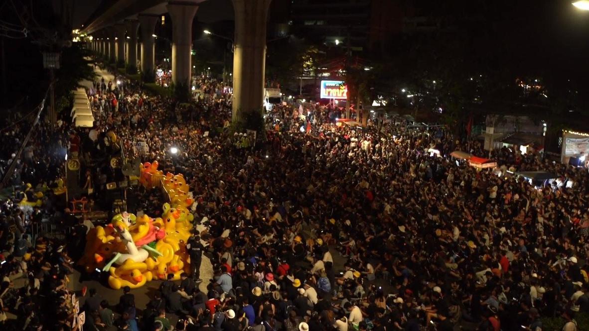 Thailand: Thousands of anti-govt protesters rally at 11th Infantry HQ in Bangkok