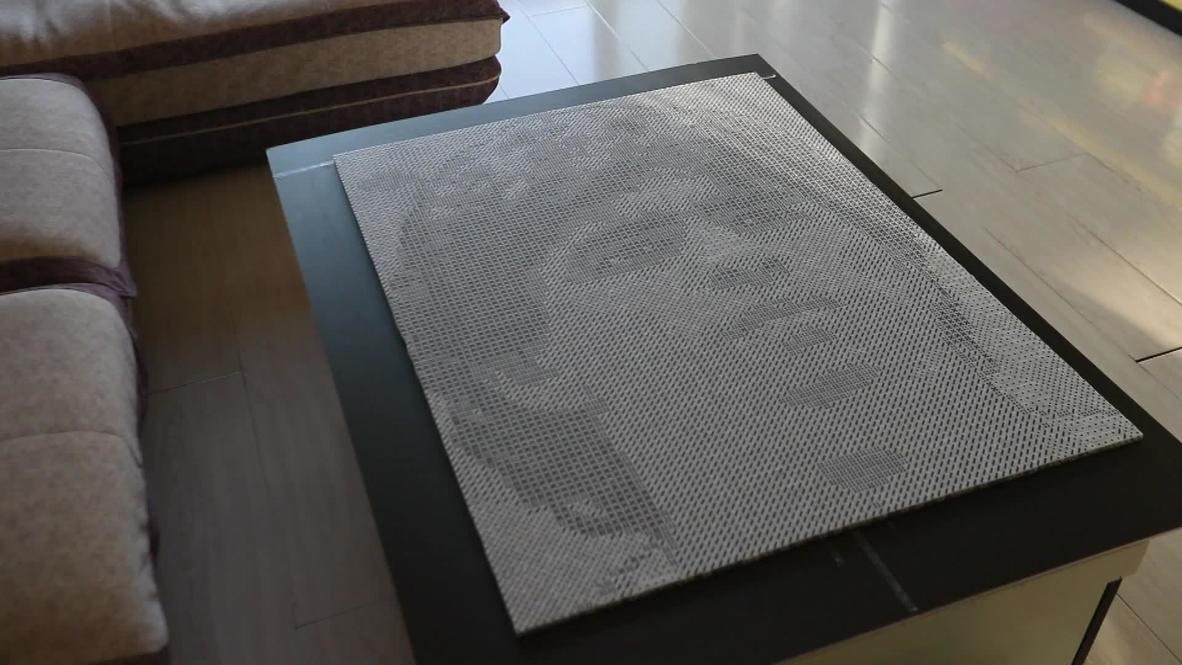Artista chino crea un retrato de Maradona utilizando dados