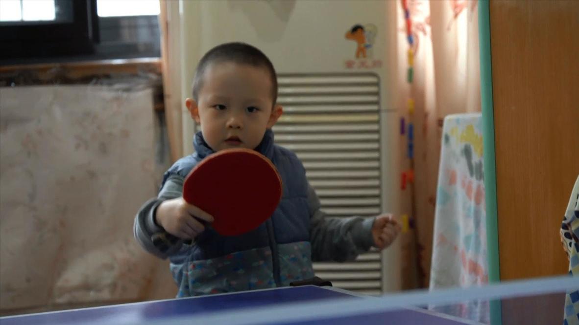 Un niño de 3 años prodigio del tenis de mesa muestra sus habilidades en China