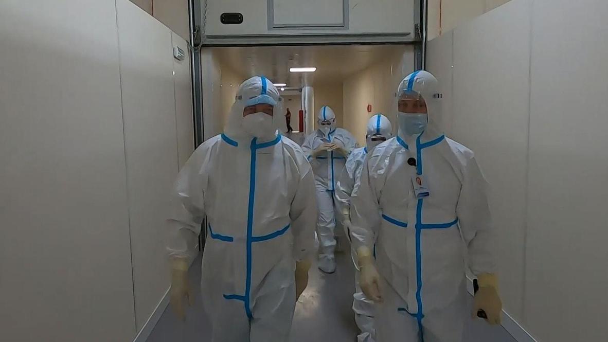 Россия: Студенты-медики помогают врачам, лечащим пациентов с COVID-19 в госпитале Петербурга