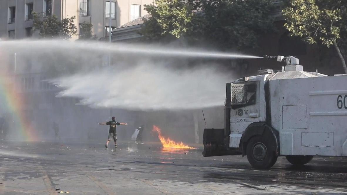 Chile: Cañones de agua y gas lacrimógeno para dispersar una protesta antigubernamental