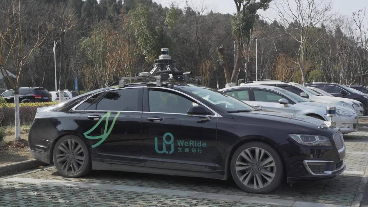 Máquinas expendedoras de conducción autónoma deambulan por un parque de Wuhan