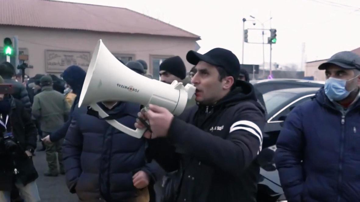 Armenia: Protesters in Yerevan try to disrupt Pashinyan's flight to Moscow