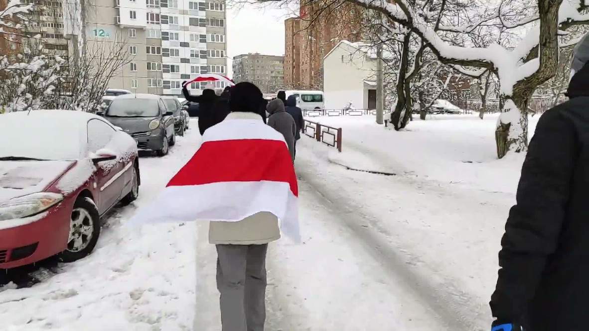 Belarus: Minsk residents march in unauthorised local protest