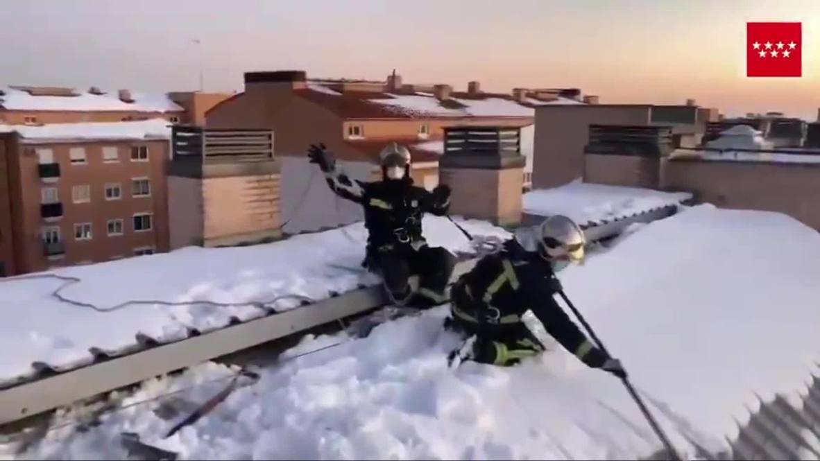 Spain: Firefighters clear snow from Madrid roofs following historic levels