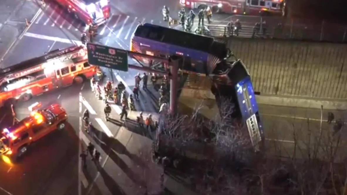 USA: Bus dangles from Bronx overpass after crash
