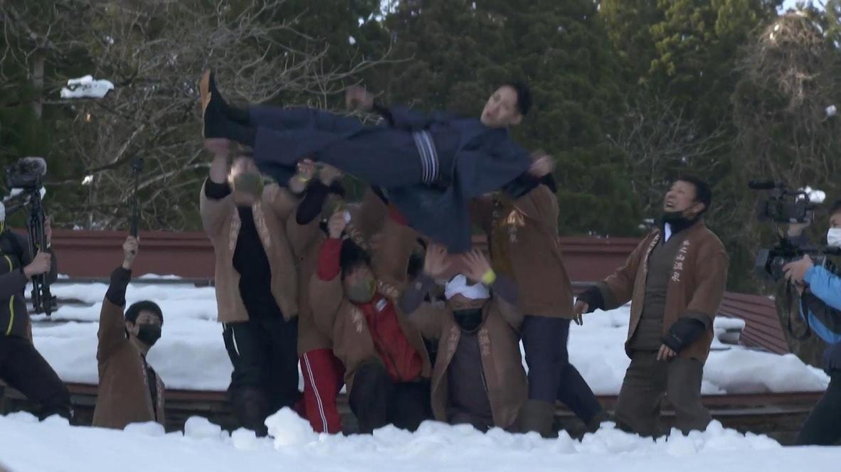 Novio recién casado es lanzado a la nieve en una tradición japonesa de 300 años para atraer la buena suerte