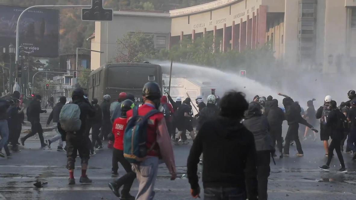 Chile: Carabineros dispersan una protesta en Santiago con cañones de agua y gas lacrimógeno