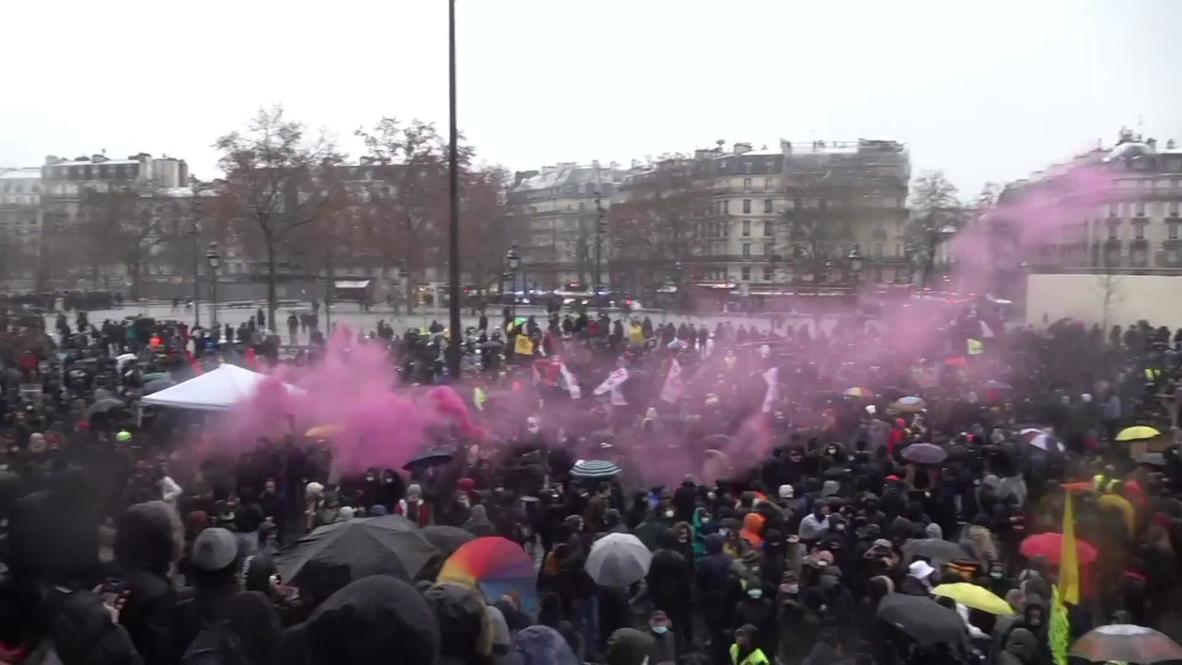 France: Police order security bill protesters to leave ahead of coronavirus curfew in Paris