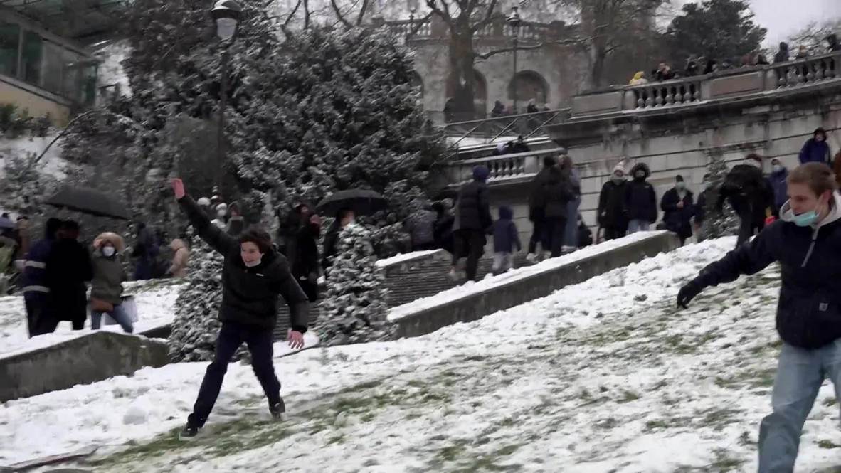 Francia: Parisinos se tiran en trineos y esquíes por las laderas de Montmartre tras la nevada