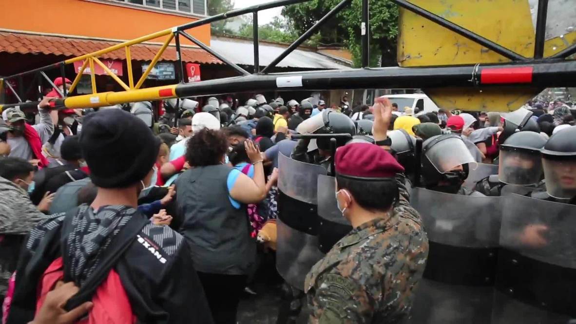 Honduras/Guatemala: Miles de migrantes rompen el cordón policial y cruzan la frontera