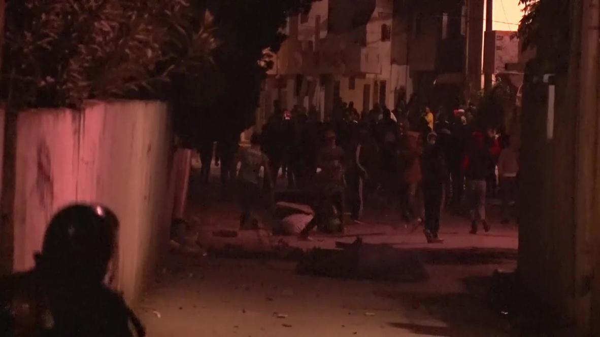 تونس: إطلاق الغاز المسيل للدموع على متظاهرين خالفوا إجراءات الإغلاق خلال احتجاجات ليليّة