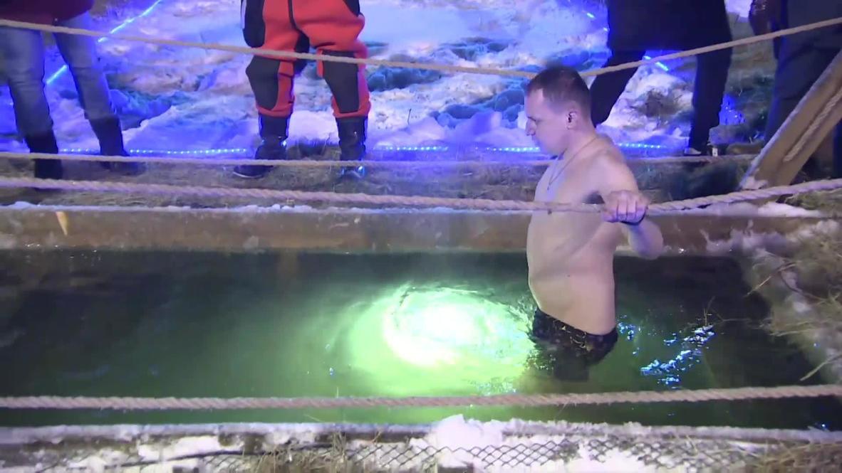 Rusia: Сristianos ortodoxos se bañan en agua helada para celebrar la Epifanía
