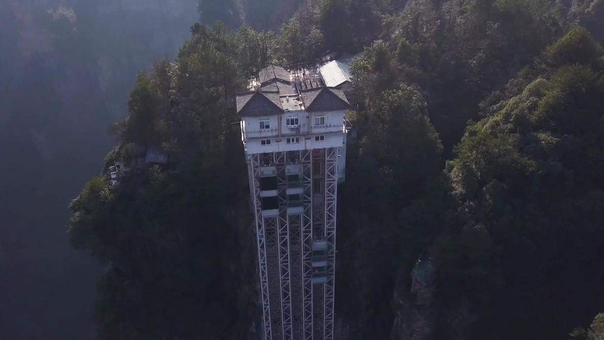 On top of the world! See visitors enjoy ride in world's tallest outdoor lift in China