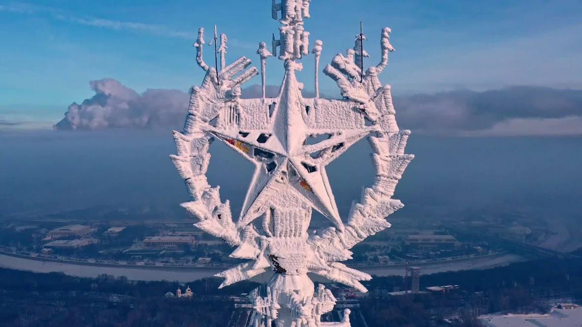 Снегами запорошена. Фотограф заснял обледеневшую звезду на шпиле главного здания МГУ