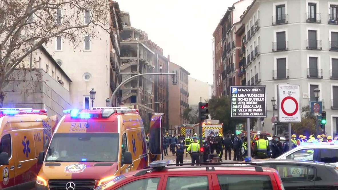 España: Servicios de emergencia desplegados en el lugar de la explosión de gas de Madrid